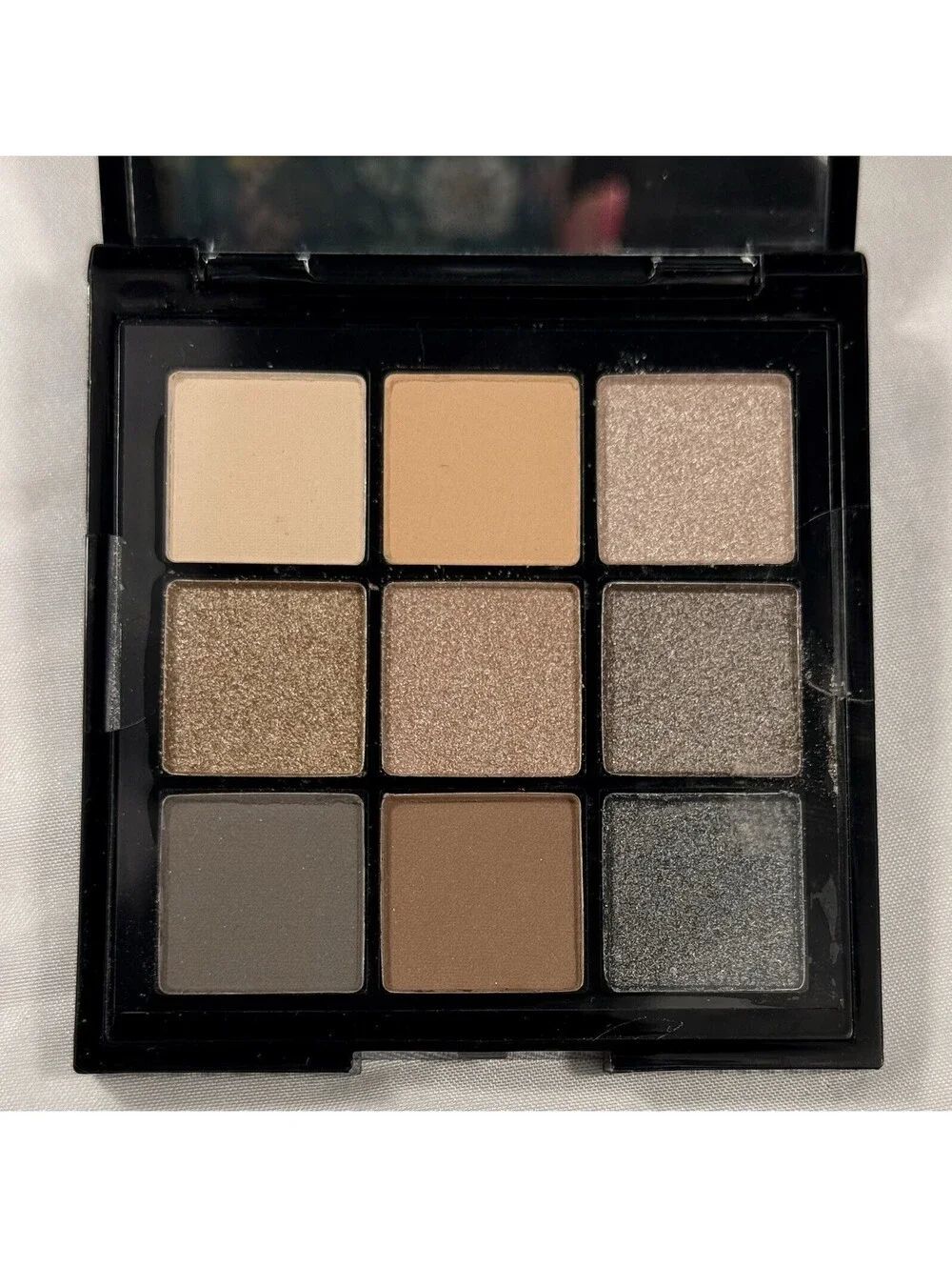 Eyeshadows In Rosy Chic And Iconic Smokey